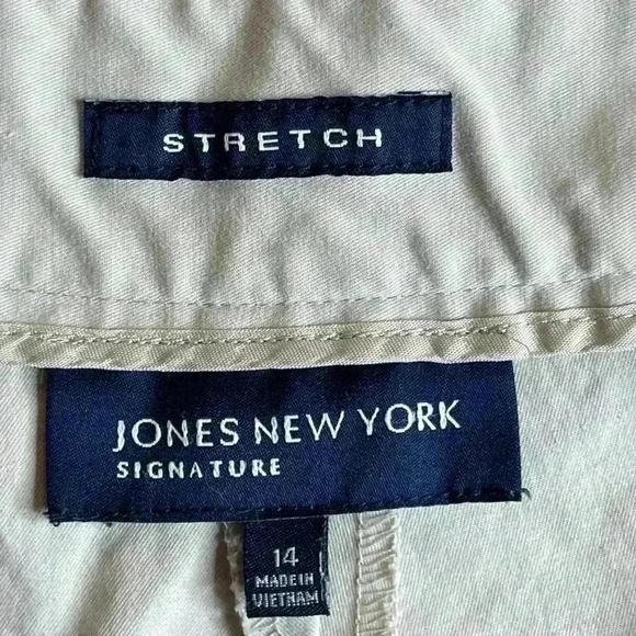 Jones New York Signature Women's Size 14 Stretch Flat-Front Khaki Bermuda Shorts - Picture 3 of 3